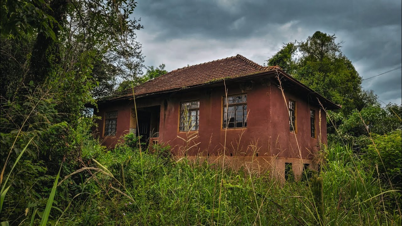FICARAM TODAS AS FOTOS ANTIGAS E PINTURAS NAS PAREDES DESTA CASA ABANDONADA!