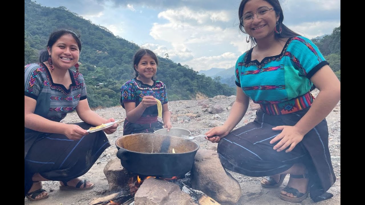 Cocinando Pacayas con Gladiz y Marty en Todos Santos Cuchumatán.