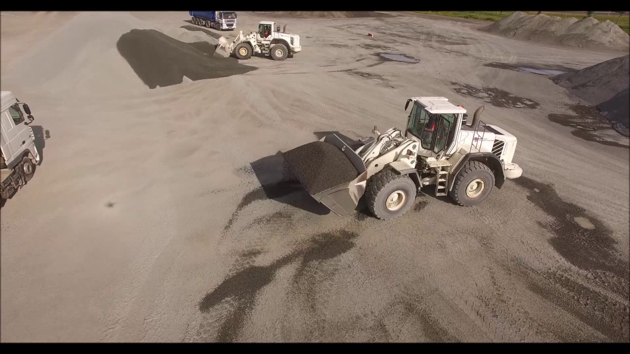 DRONE survole d'une centrale de fabrication d'enrobé.