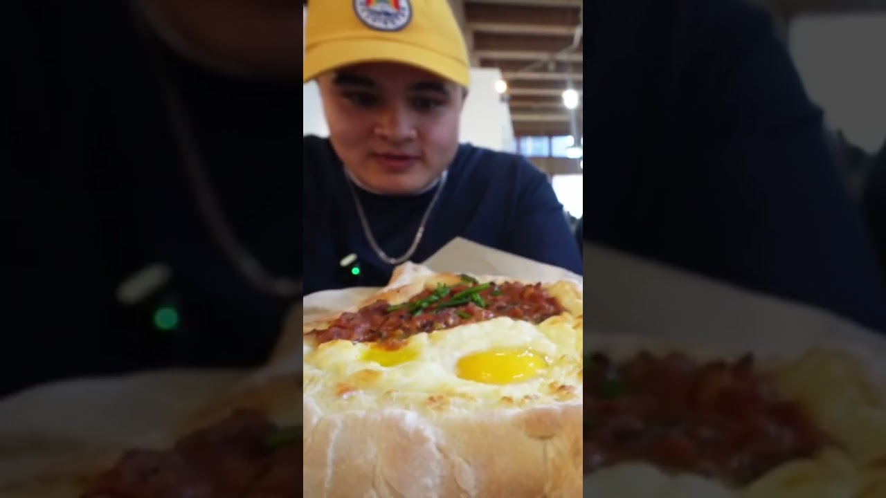 These giant bread boats are crazy delicious 🔥 #tasty #food #foodie #bread #pizza