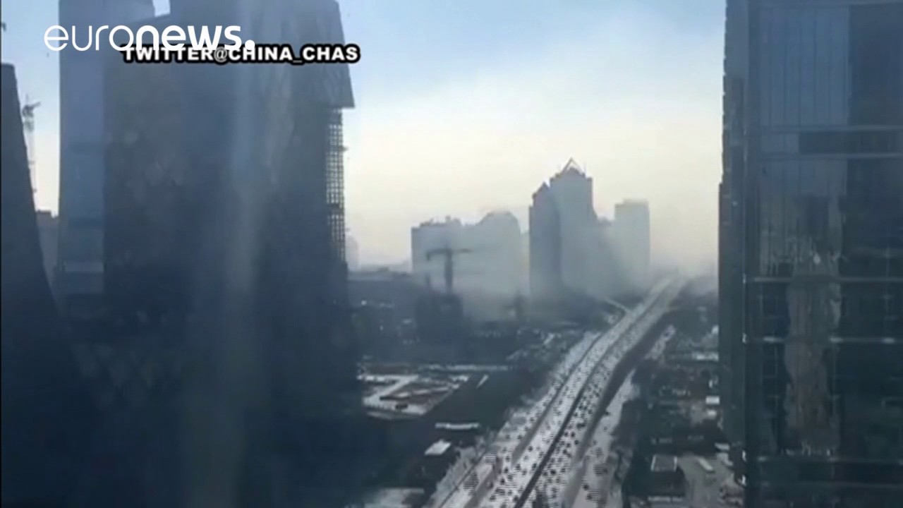 Time-lapse: Earie thick smog rolls into Beijng