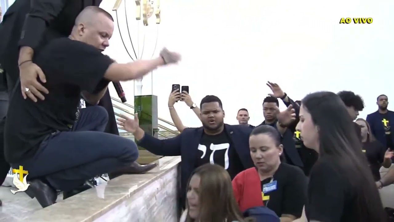Apóstolo Jonathan Faustino e Bispa Jaqueline Feliciano sendo ministrados na PLENITUDE