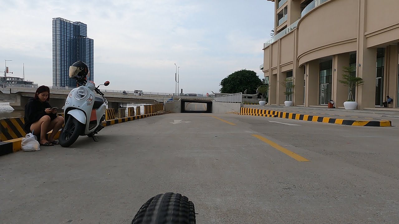 Relaxing City Bike Ride | Street Sounds, No Talking - 01 Jan 2026