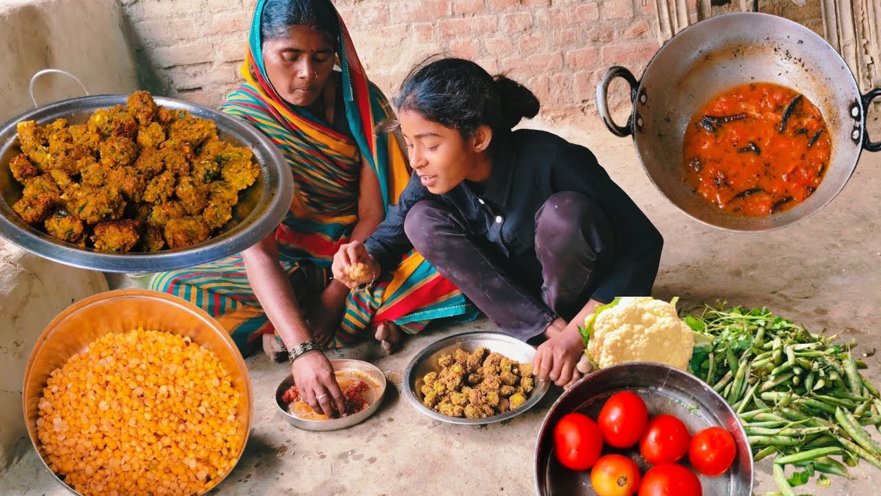 Hare matar ki banae pakaudi sath mein tamatar ki chatni village video cooking indian village cooking