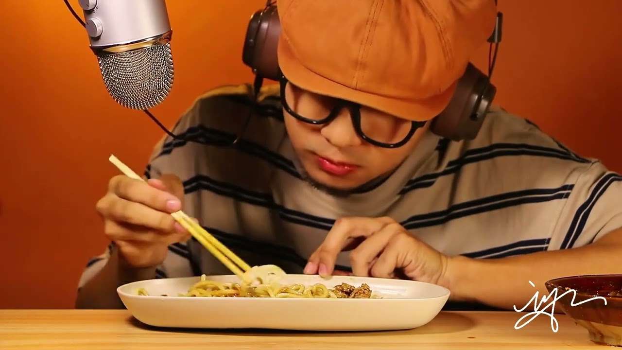Immersive eating broadcast without words