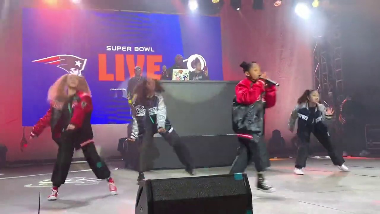 Mylie dances with That Girl Lay Lay Superbowl Live