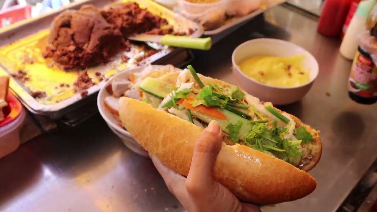 Banh Mi Sandwich в Banh Mì Hồng Hoa / вьетнамская уличная еда
