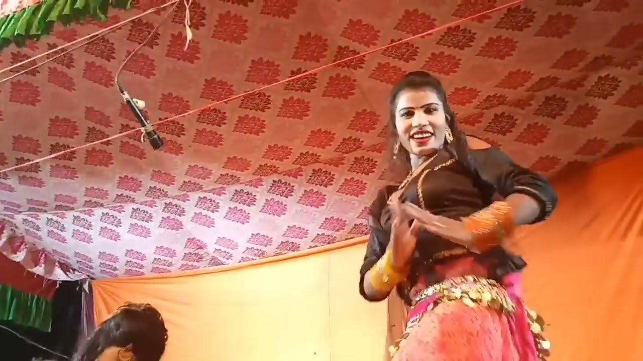 विक्रम और किरन का जोरदार डांस गीत हमारे न्यू परशुराम जोकर कॉमेडियन के साथ।