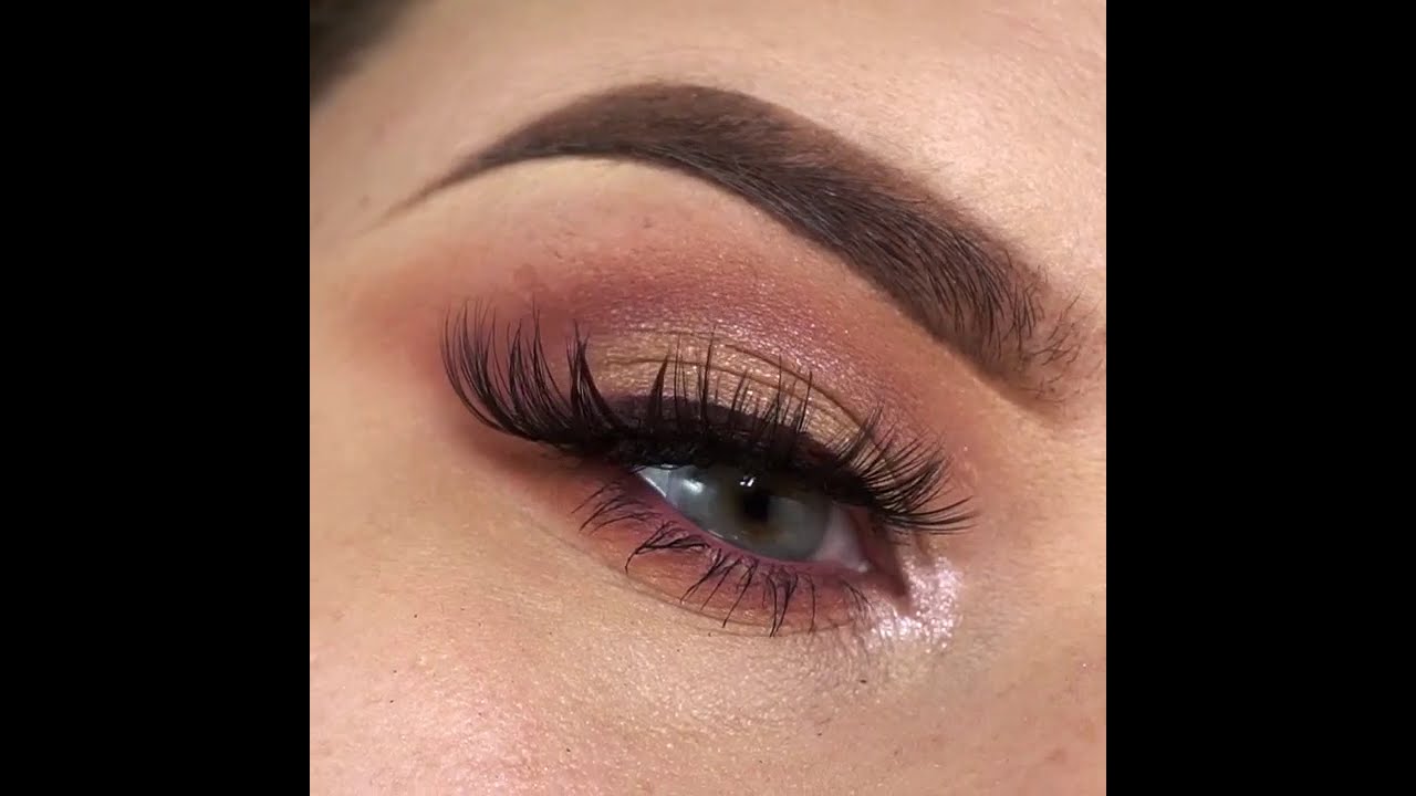 Jak podkreślić szare oczy?