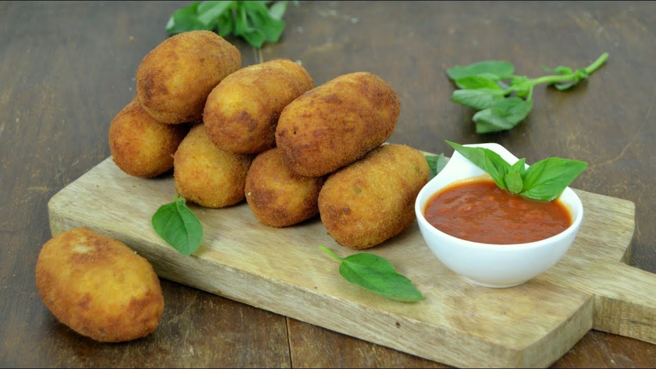 Croquetas de arroz italianas rellenas de queso. Supplì alla romana