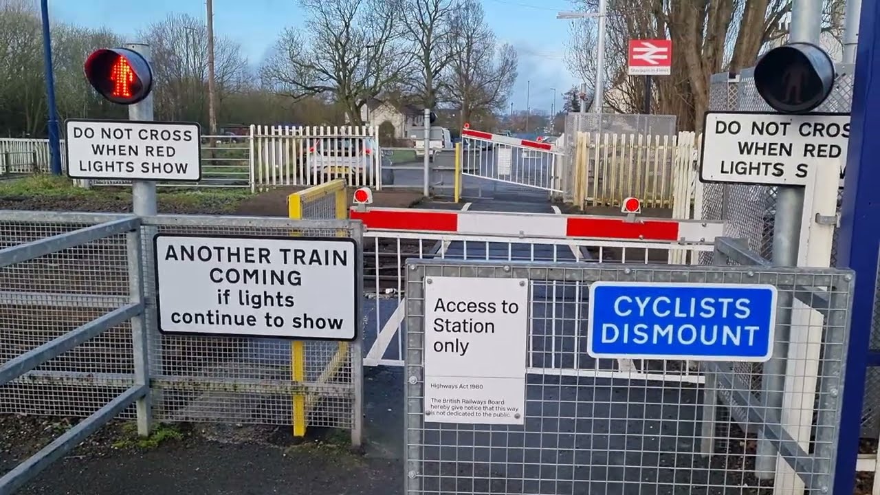 *Double Pass* Moor Lane, Sherburn in Elmet Level Crossing (North Yorkshire) (8:24am)
