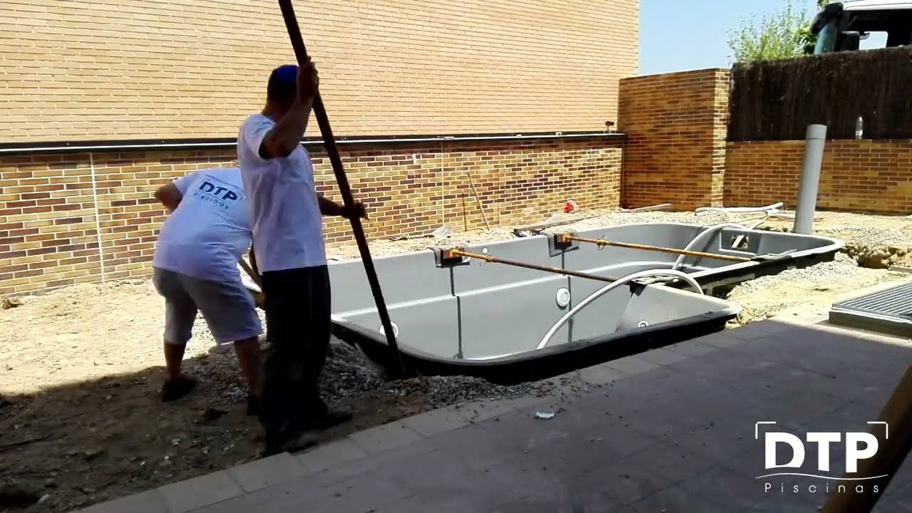 Construcci&oacute;n de una Piscina de Poli&eacute;ster de DTP
