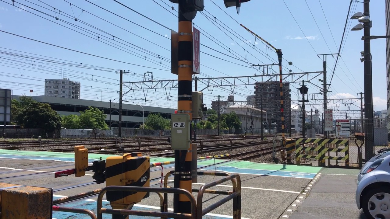 平塚駅近くの踏切を貨物列車通過