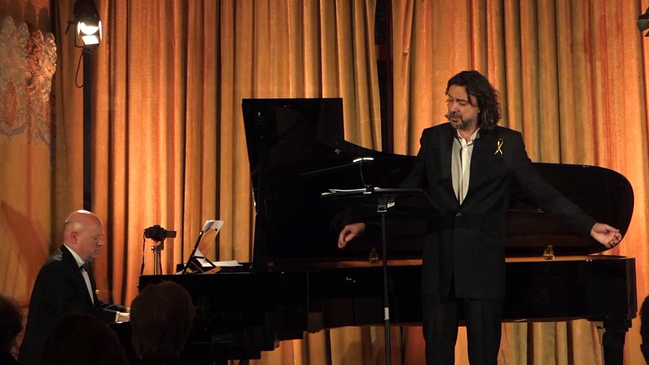 David Alegret sings 