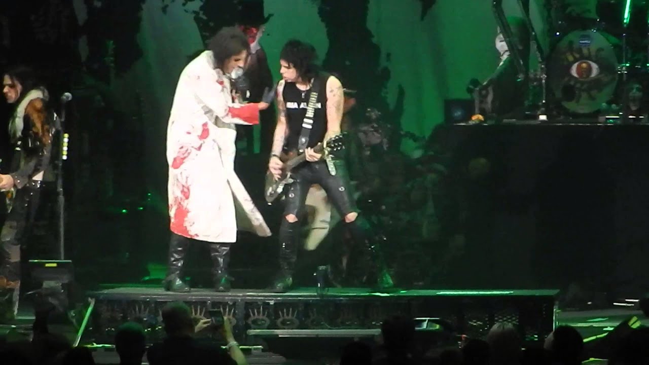 Alice Cooper - Feed My Frankenstein live @ Smoothie King Center 9-4-15