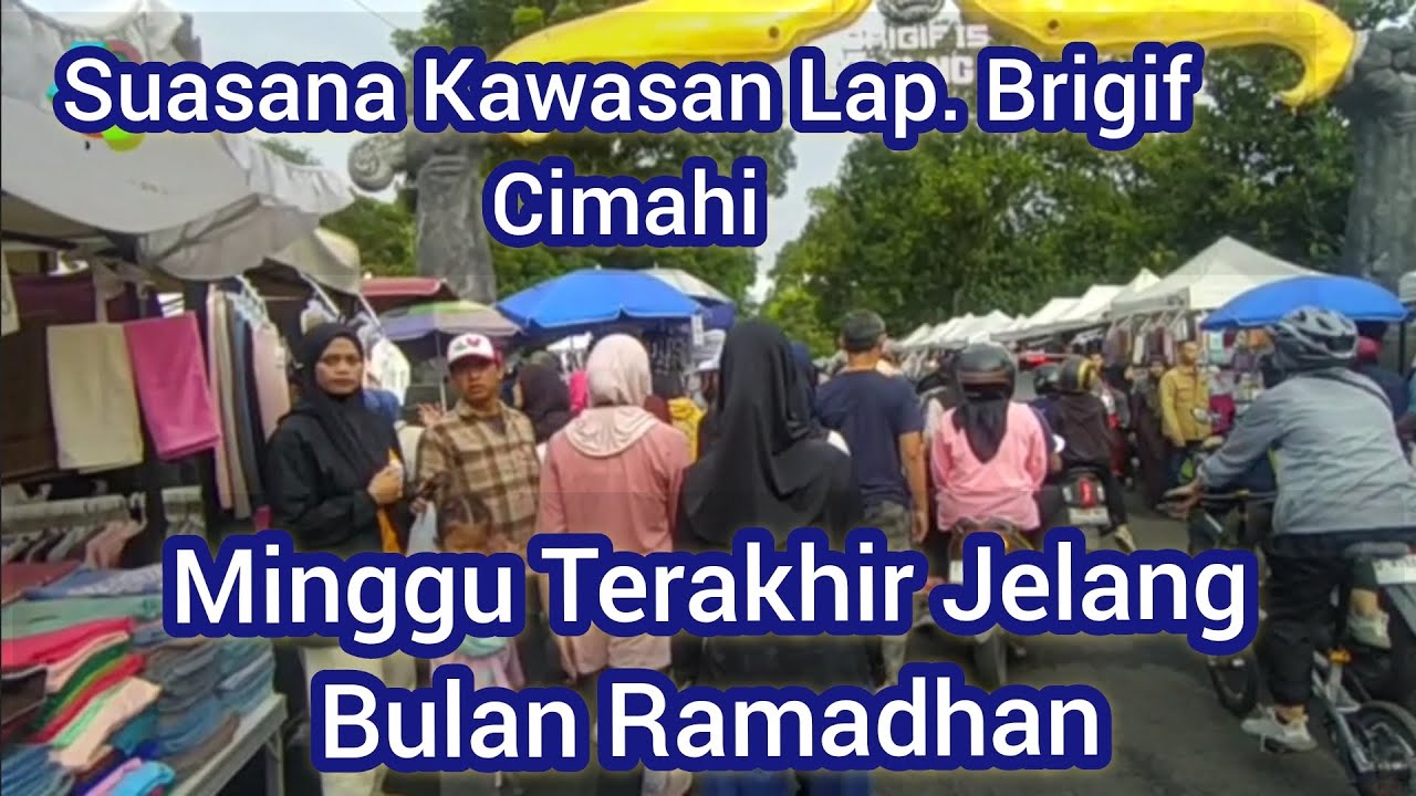 Jalan-Jalan Di Keramaian Kawasan Brigif Kota Cimahi Di Minggu Terakhir Jelang Bulan Ramadhan