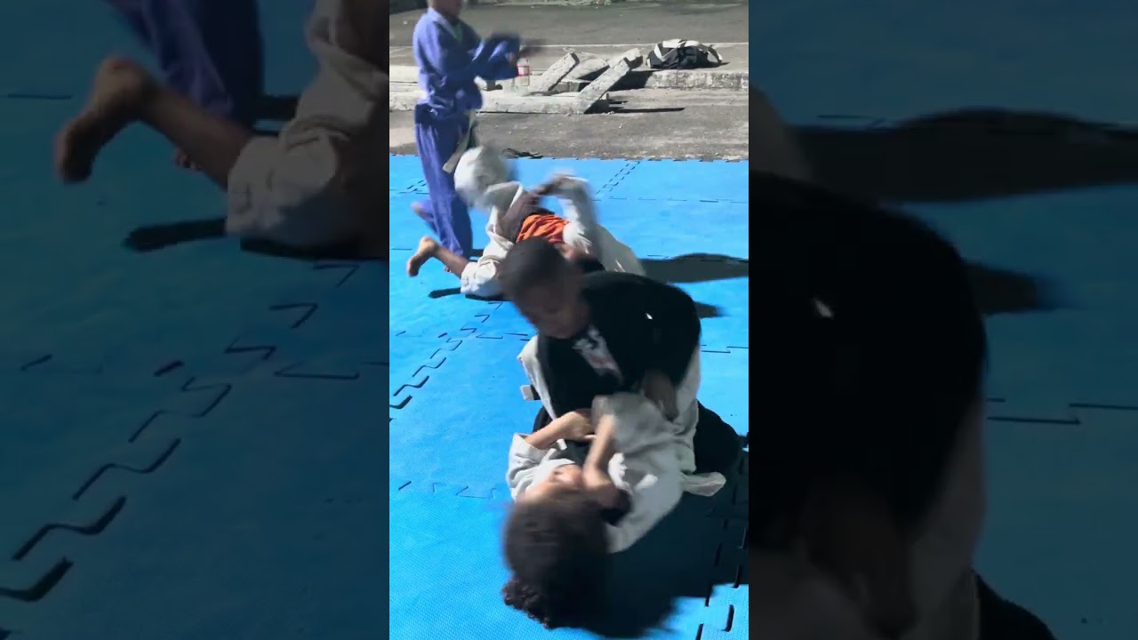 Felipe Oladele BJJ | Treino BJJ Kids no Estacionamento