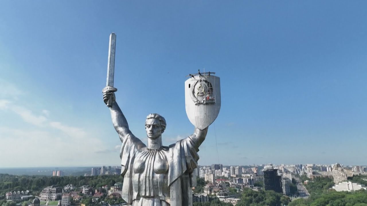 Retiran símbolos soviéticos de estatua gigante en Kiev, Ucrania | Canal 1