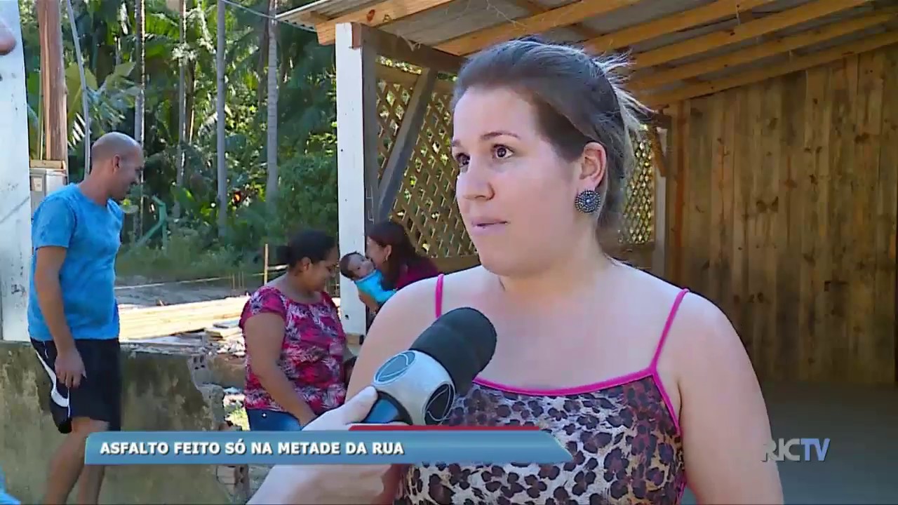 Moradores reclamam de asfalto feito s&oacute; na metade da rua