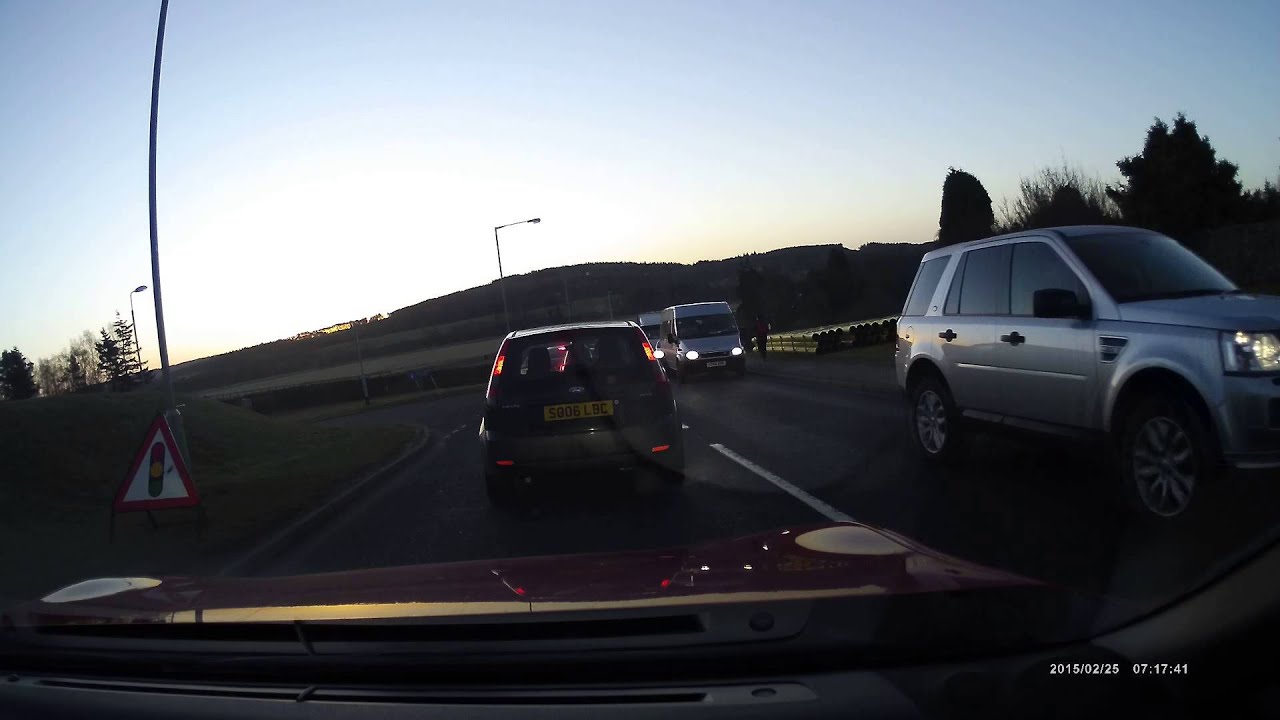 B979 - 13 cars go through a red light