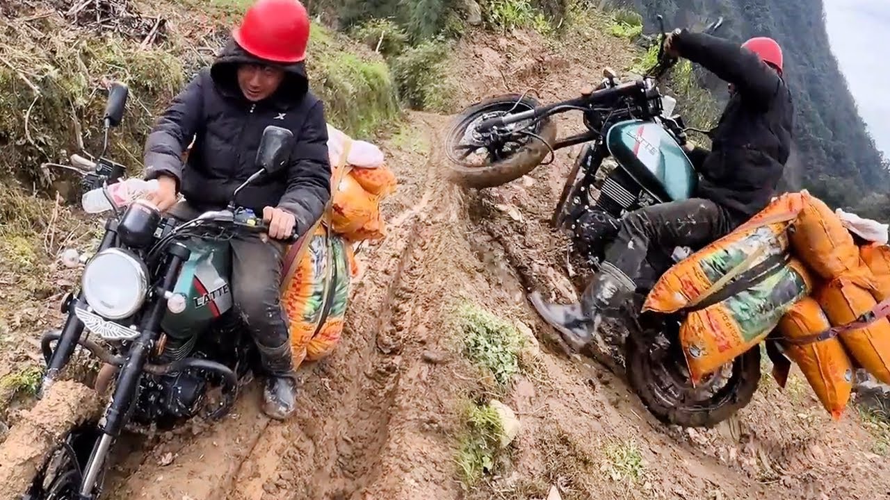 I was delivering goods on a motorcycle on a mountain road, but I got stuck halfway!