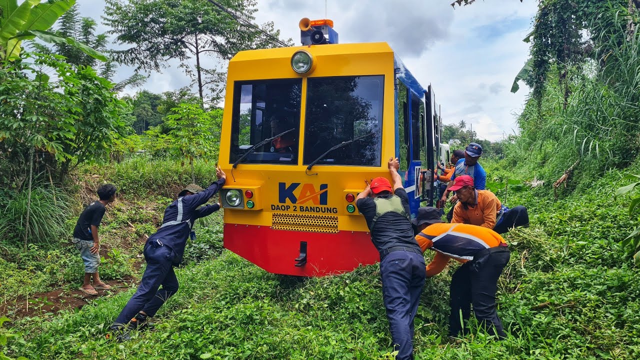 Nekat Lori Masuk Jalur Kereta Berumput Tinggi Sampai Di Dorong Rame Rame !