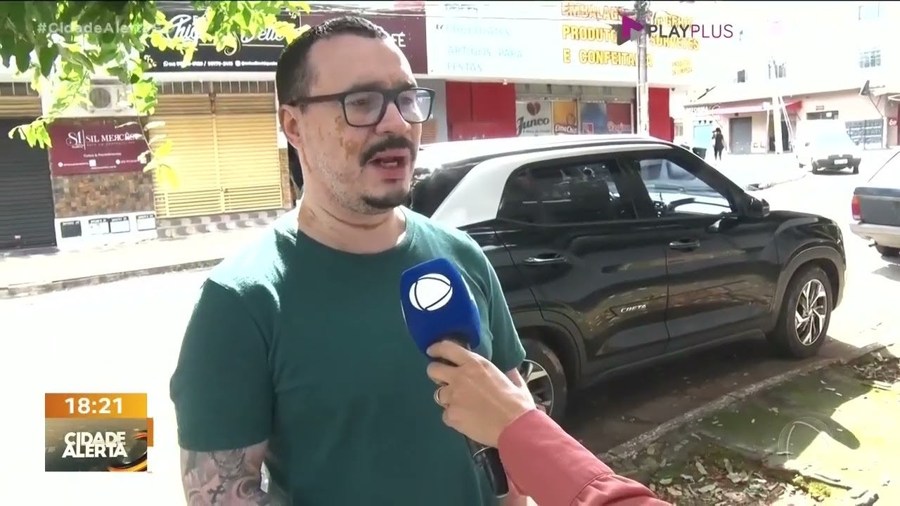 Ladrão destrava alarme de carro e furta objetos, em plena rua movimentada