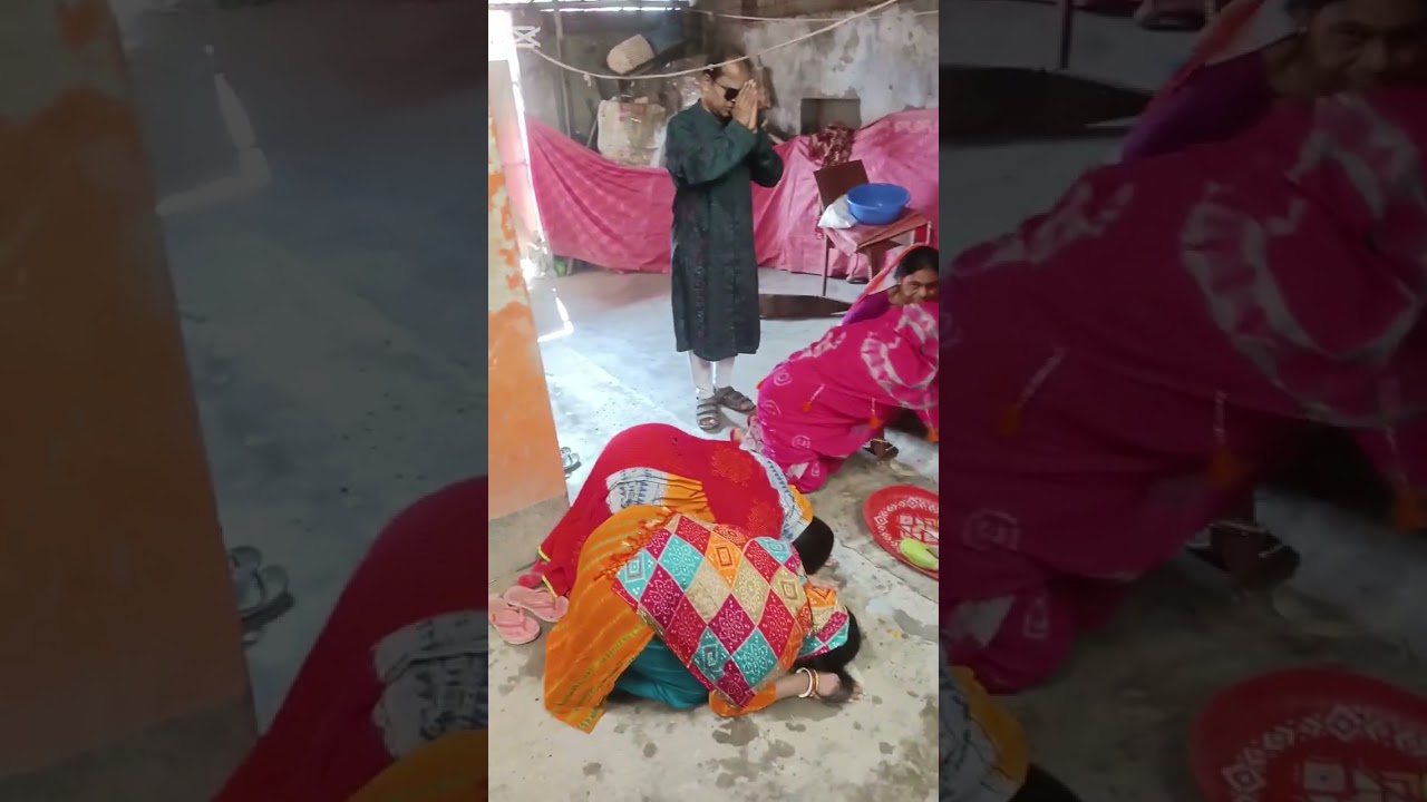 , খুলনার ঐতিহ্য সরস্বতী পূজা উপলক্ষে হিন্দু সম্প্রদায়ের ঘরে ঘরে জোড়া ইলিশ ঘরে নেওয়ার রীতি।