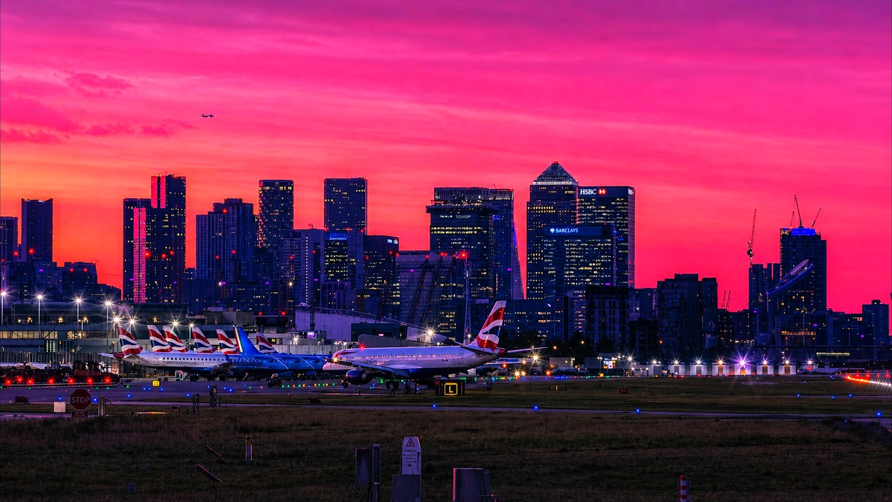 STUNNING SUNSET Planespotting at London City Airport | A220 E190 DH8D | Filmed in 4K UHD