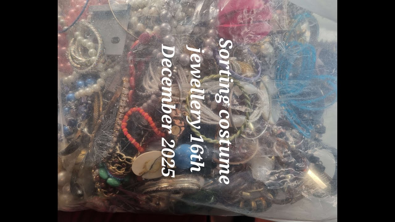Unbagging and Sorting a Costume Jewellery Job Lot Part 1