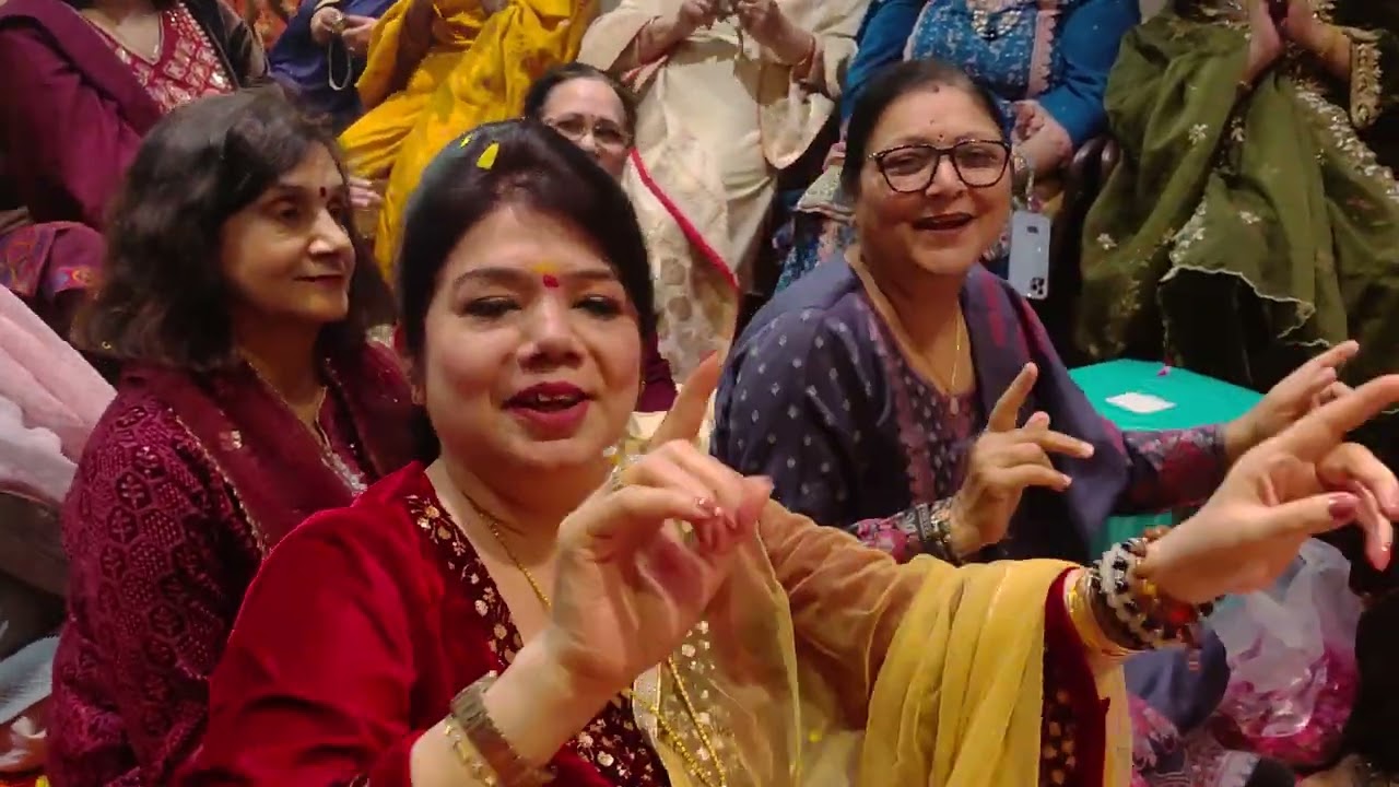 मेरे गालन गुलाल  लगाय गयों रि,,,,