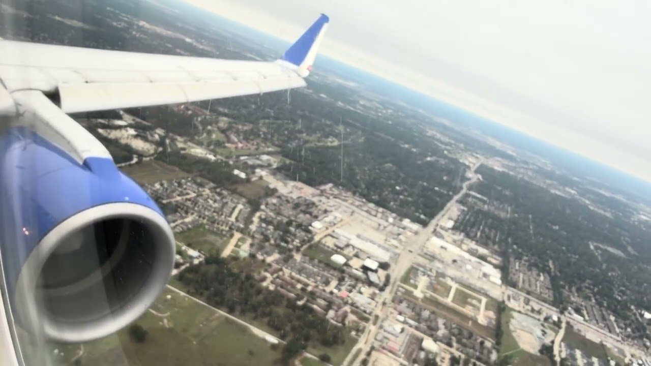 United Express E175 landing in overcast and windy Houston IAH 