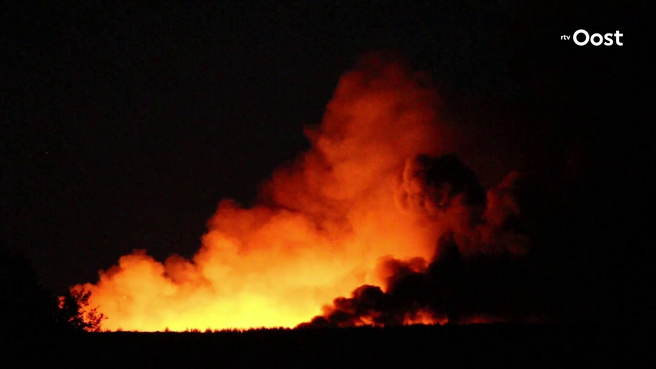 Zeer grote brand bij Twence in Hengelo, grote rookwolken trekken richting Delden