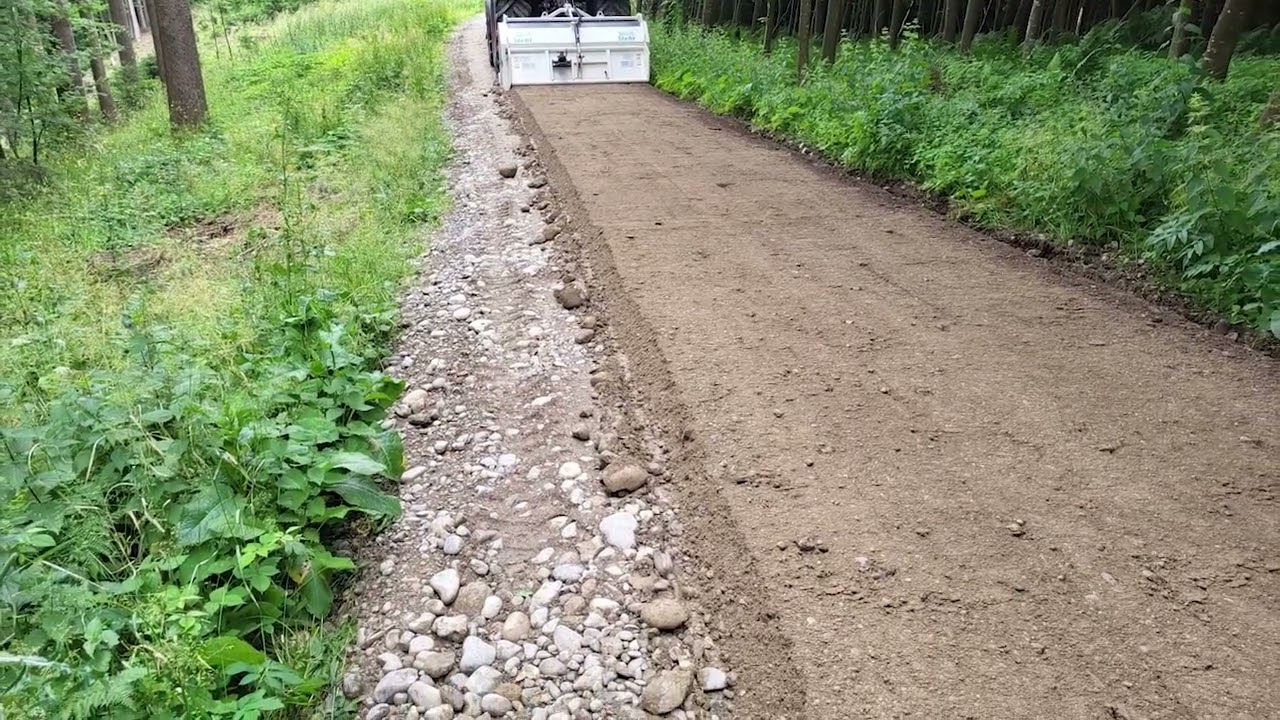 Wegepflege mit Wegebaufräse / Anbaugrader / Verdichter für Radweg im Allgäu mit Stehr