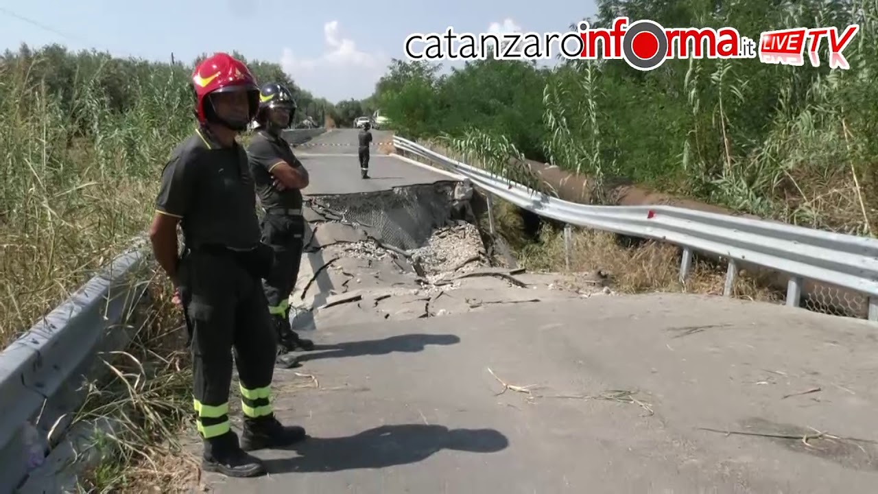 Crollo pontino a Cropani, famiglie isolate
