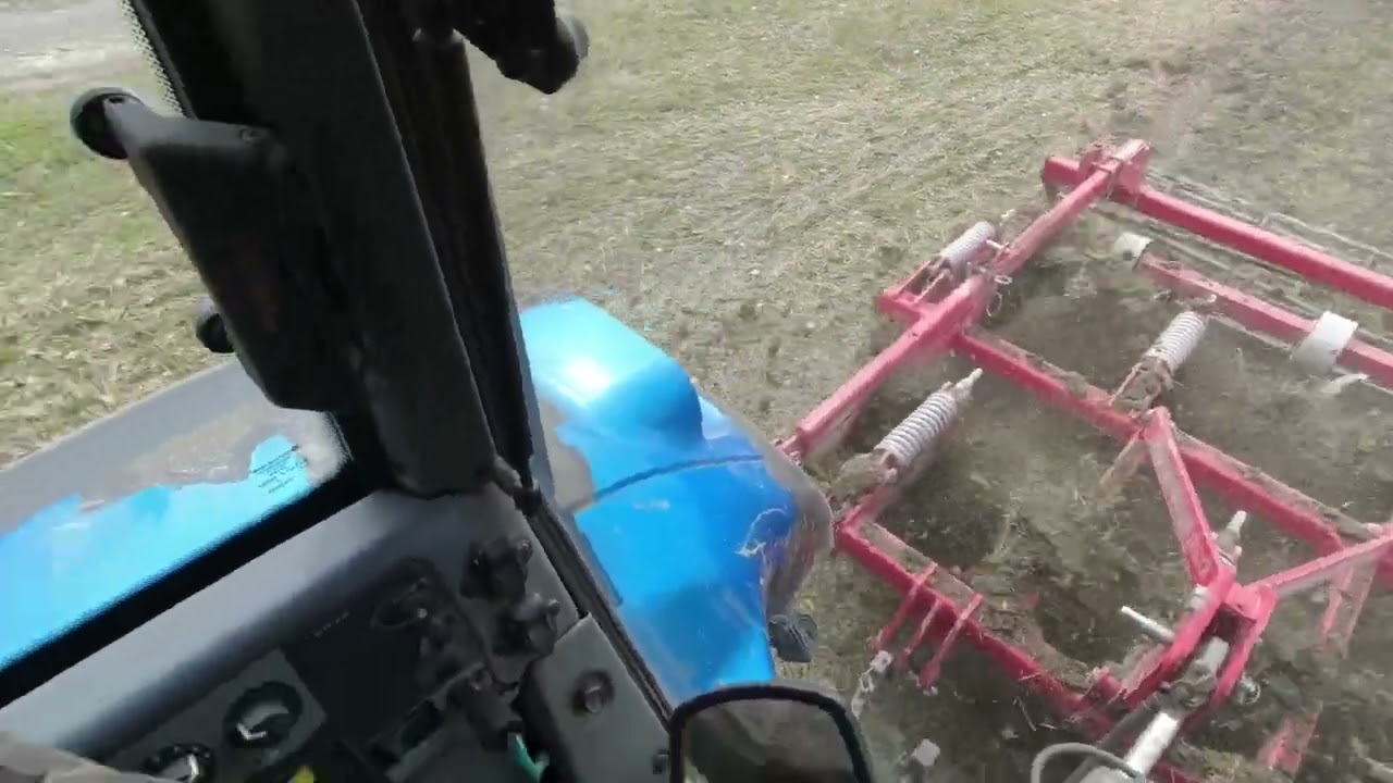 Cultivating stubble. Kultivointia.