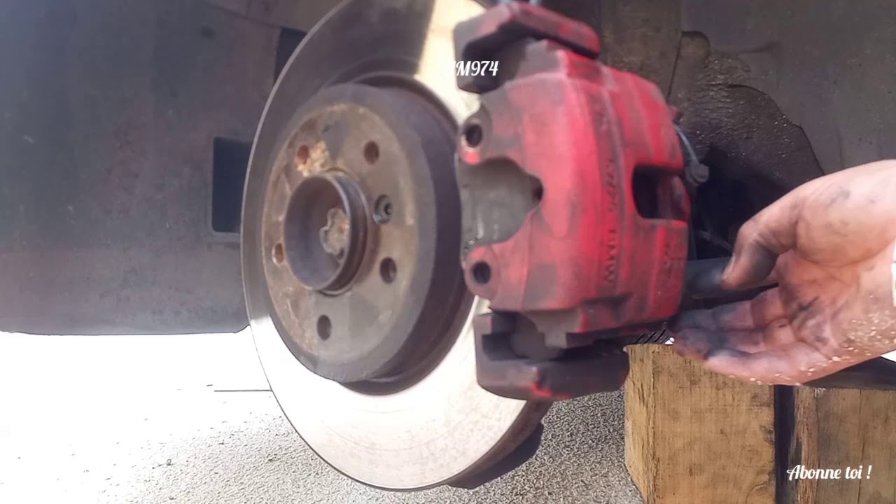 Changer les disques et plaquettes de freins avant  BMW 3 E46 330d XD  330i e90 e91 e92 e93  530d
