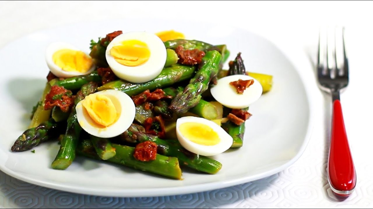 GRÜNER-SPARGEL-SALAT mit Ei