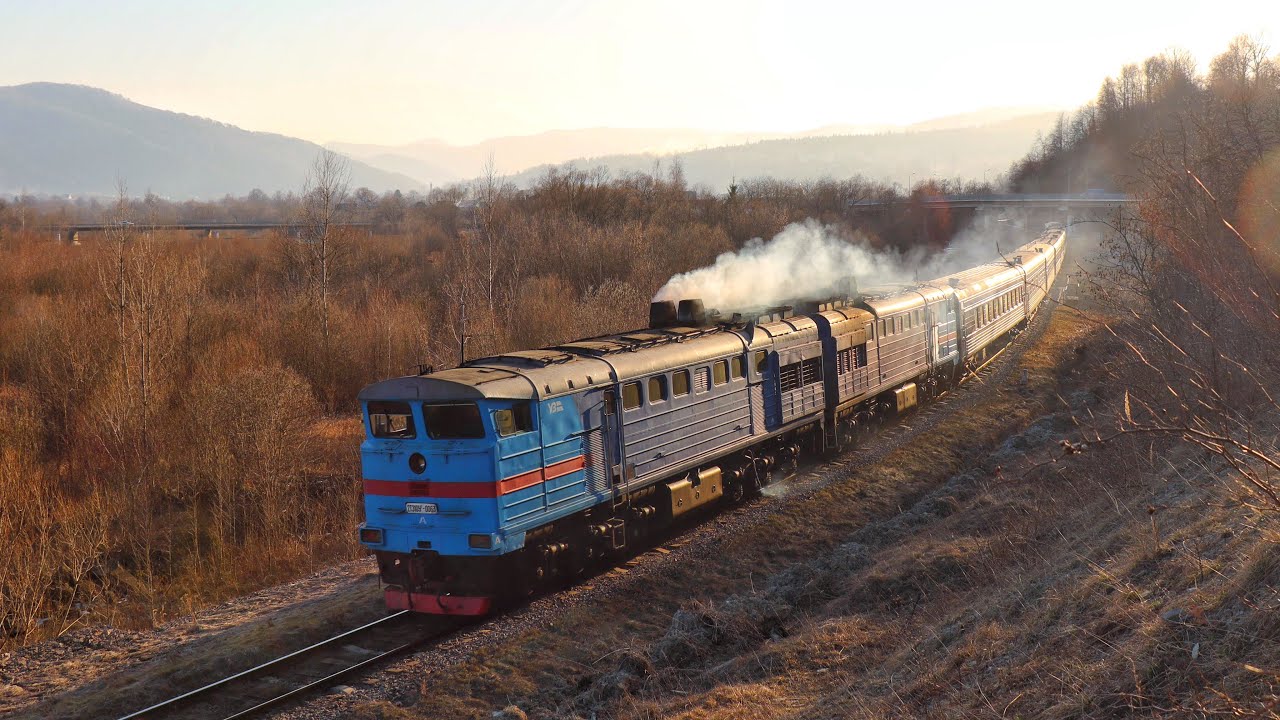 Крізь прорізи Сонця! 2ТЕ10УТ-0063 з поїздом №58 Ясіня - Київ спускається з гір 