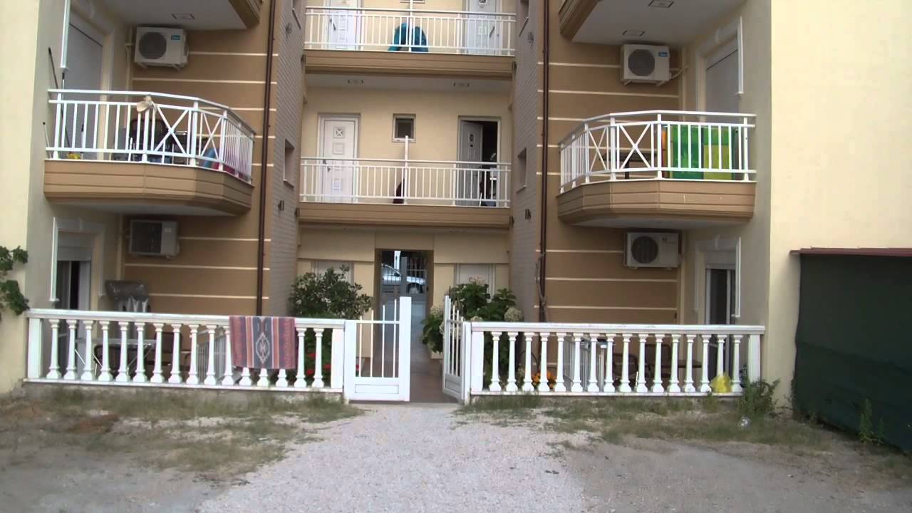 Sarti, Spanos apartmanba bemenet a tenger felől