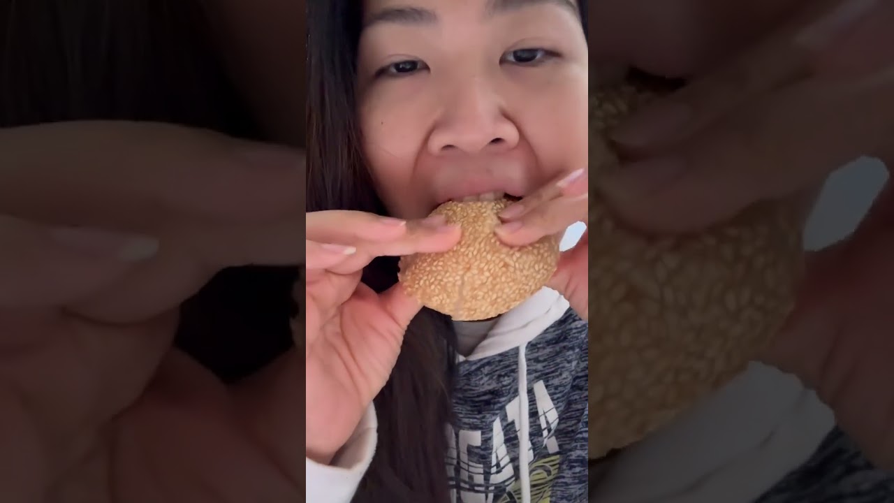 How I eat this sesame ball #chinese #crispy #sesameball One of my favorite #snacks #bbsfooddiary