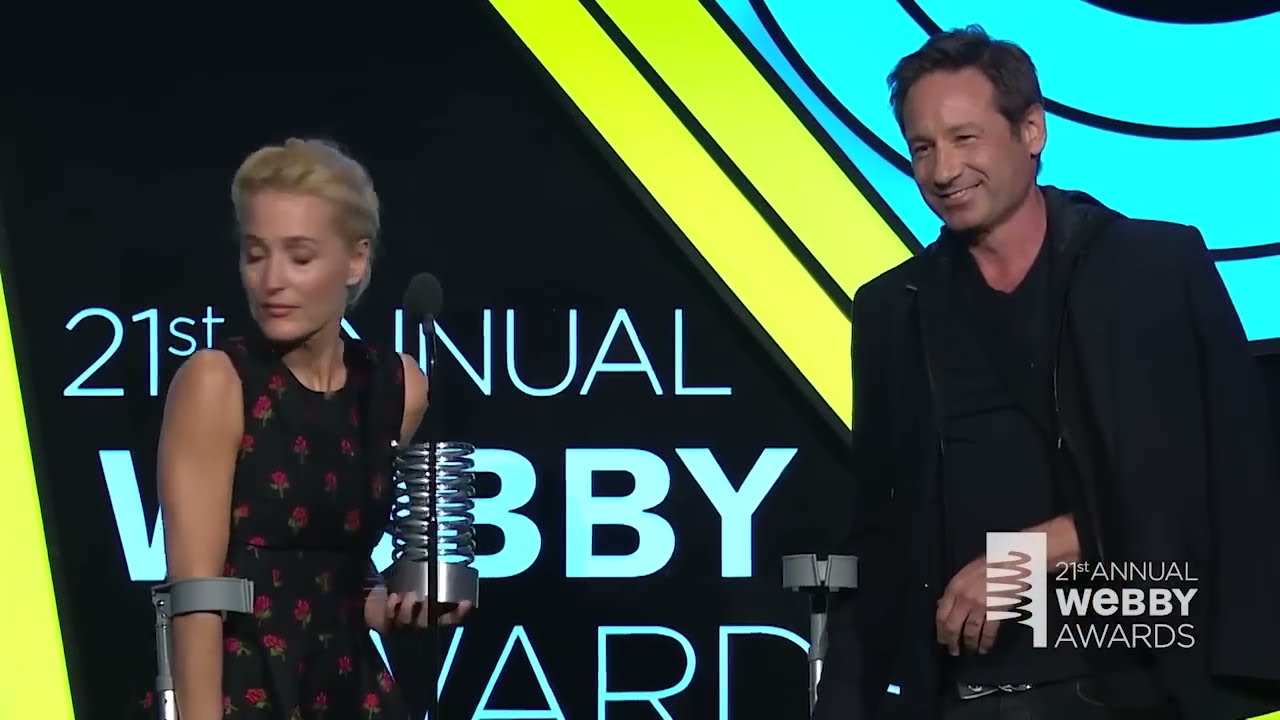 David Duchovny & Gillian Anderson Webby Awards 2017 (with the ending)