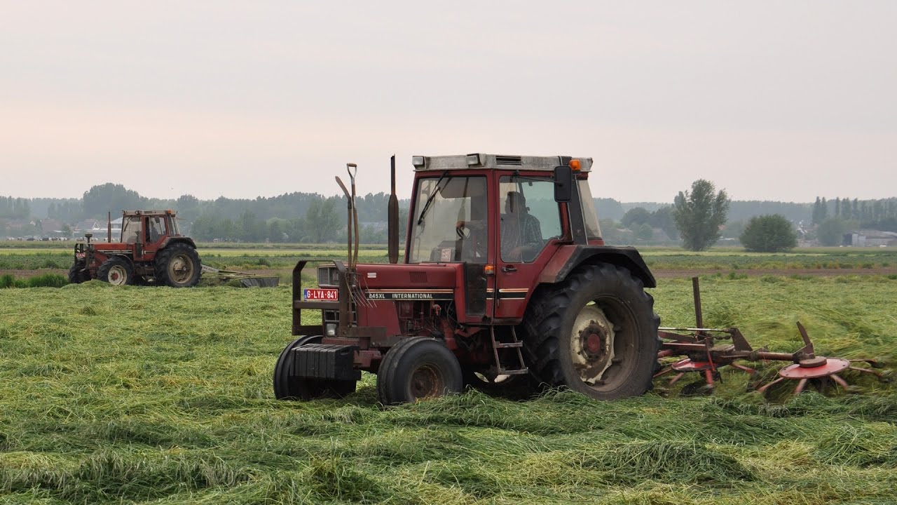International 845XL & 1055 & Lely Lotus Stabilo 460 & Claas WS 3300 - gras schudden