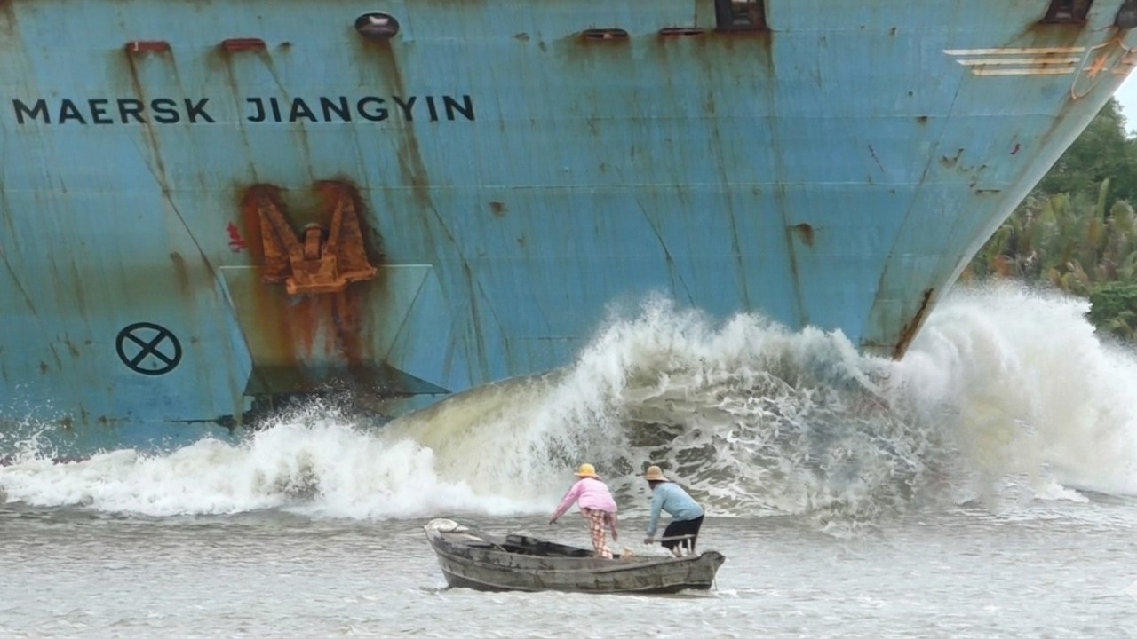 HIGH SPEED SHIPS - Saigon&rsquo;s Busiest Shipping Lanes Revealed #shipspotting