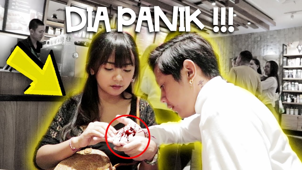 BATUK BERDARAH DAN SESAK NAFAS DI TEMPAT UMUM , DIA PANIK !!!