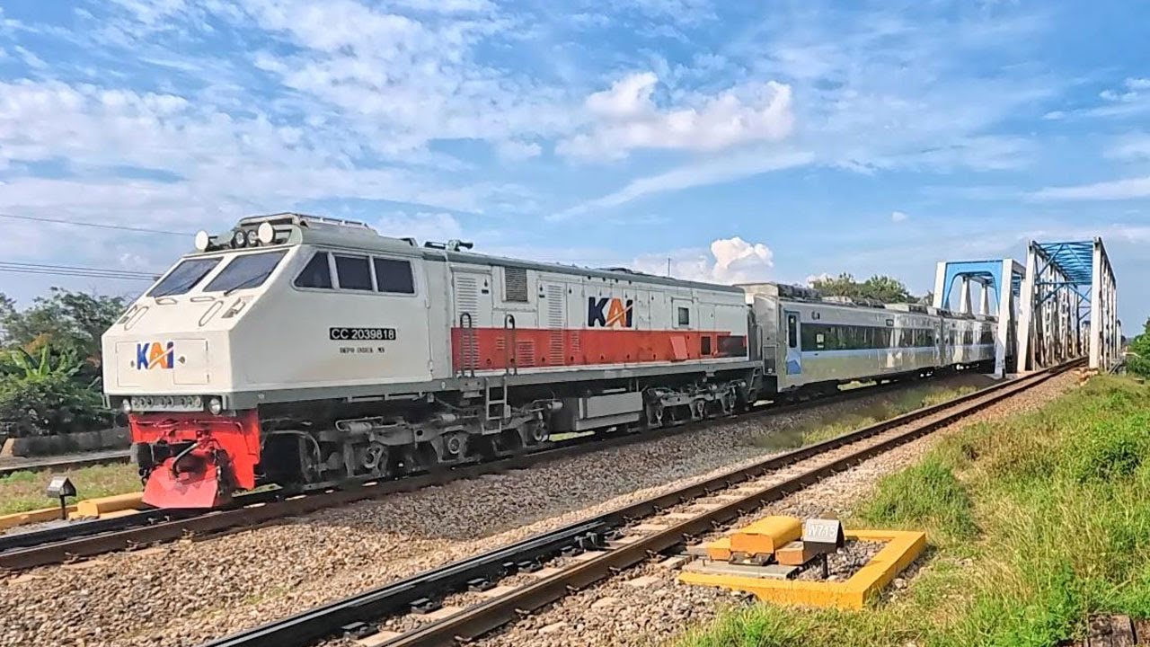 Woow Railway Lokomotif CC203 Melewati Palang Pintu Kereta Api di Stasiun Pagaden Subang Haurgeulis