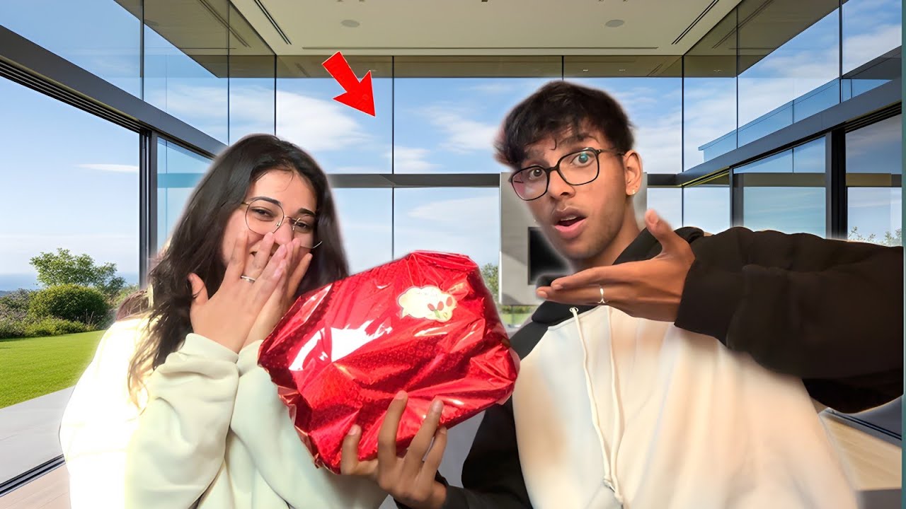 I Surprised her 😍 delhi se gift lakar de diya 