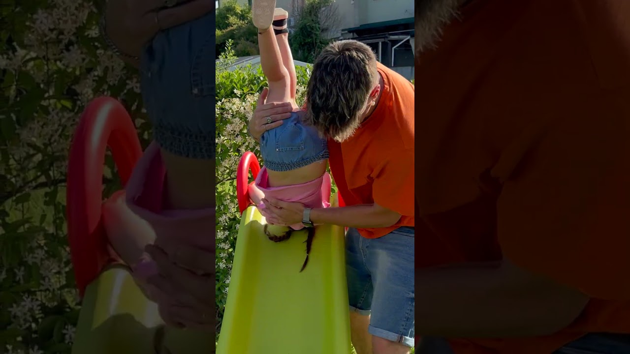 Aurora si fa male con Pap&agrave; Mike alla gamba sullo scivolo #shorts #mikeaurybau