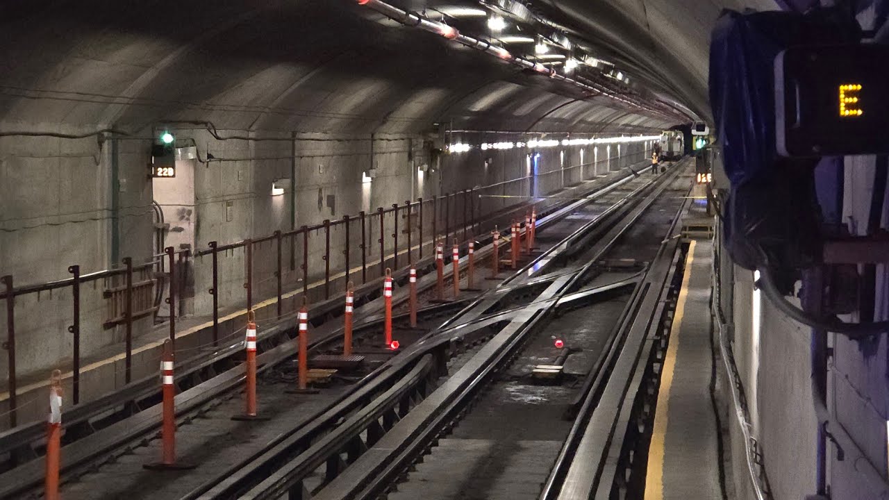 RARE! Montreal Metro train switches tracks after leaving Saint-Michel station towards Snowdon 🔵