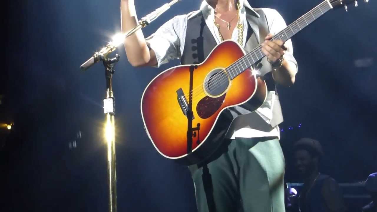 Bruno Mars - Nothing On You - Manchester Arena - 5th Oct 2013 - FRONT ROW